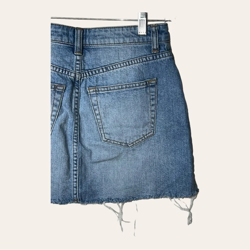0123W. BDG MEDIUM WASH DENIM SKIRT‎ SIZE XSMALL RAW HEM SLIT